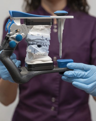 close-up-dentist-instruments (1)